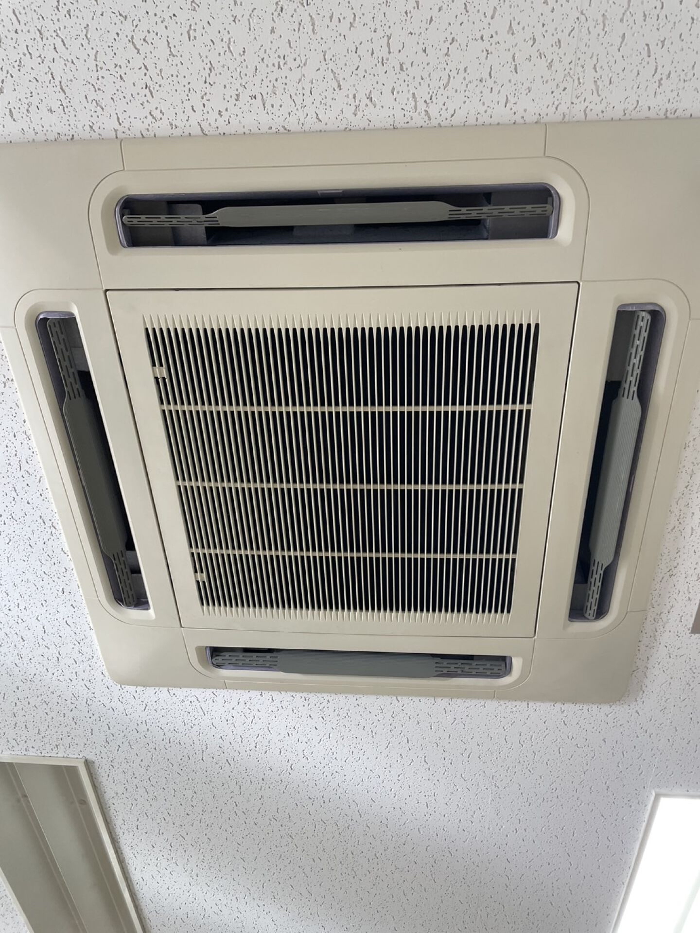 天井埋込４方向エアコン(業務用エアコン)3台　青森県弘前市十面沢　S法人様